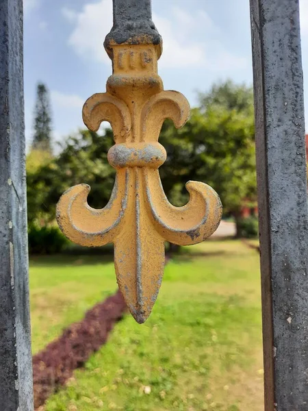 Closeup Beautiful Gold Black Color Iron Gate Railing Como Tridente — Fotografia de Stock