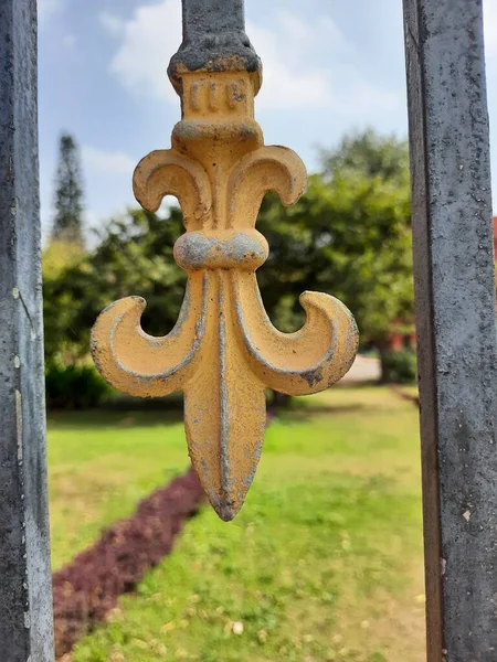 Nahaufnahme Der Schönen Goldenen Und Schwarzen Farbe Eisentor Geländer Wie — Stockfoto