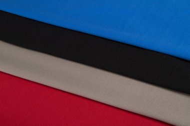 Katlanmış doğal ve renkli kumaş dokularının yakın çekimi