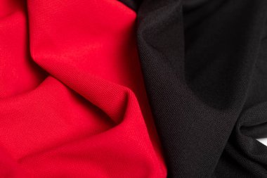 Kırışık renkli doğal kumaş dokularının yakın çekimi.