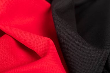 Kırışık renkli doğal kumaş dokularının yakın çekimi.