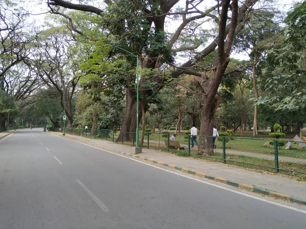 2021年1月30日インド カルナータカ州バンガロール 交通標識やシンボルポール付きの美しいキュボン公園アスファルト道路の閉鎖 — ストック写真