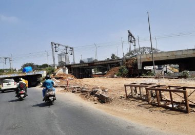 Bangalore, Karnataka, Hindistan-30 Ocak 2021: Platform Yolu 'nun ya da Okali Puram' ın kapatılması, Majestic üstgeçidi ve mavi gökyüzü arka planlı sekiz şerit