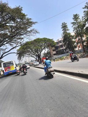 Bangalore, Karnataka, Hindistan-30 Ocak 2021: Platform Yolu 'nun ya da Okali Puram' ın kapatılması, Majestic üstgeçidi ve mavi gökyüzü arka planlı sekiz şerit