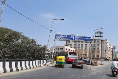 Bangalore, Karnataka, Hindistan-30 Ocak 2021: Sangolli Rayanna Heykeli Çemberinde trafik sıkışıklığı ve Majestic yakınlarındaki güzel köprü manzarası