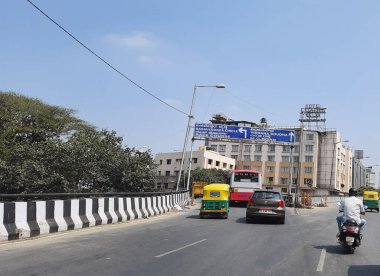 Bangalore, Karnataka, Hindistan-30 Ocak 2021: Sangolli Rayanna Heykeli Çemberinde trafik sıkışıklığı ve Majestic yakınlarındaki güzel köprü manzarası