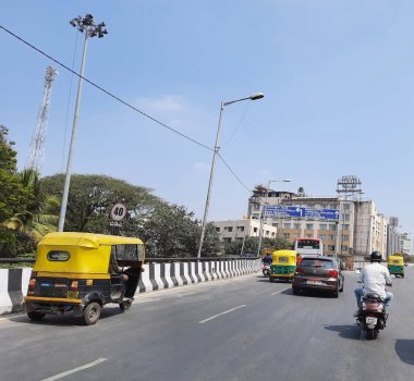 Bangalore, Karnataka, Hindistan-30 Ocak 2021: Sangolli Rayanna Heykeli Çemberinde trafik sıkışıklığı ve Majestic yakınlarındaki güzel köprü manzarası