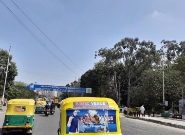 Bangalore, Karnataka, Hindistan-30 Ocak 2021: Sangolli Rayanna Heykeli Çemberinde trafik sıkışıklığı ve Majestic yakınlarındaki güzel köprü manzarası