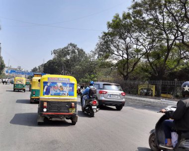 Bangalore, Karnataka, Hindistan-30 Ocak 2021: Sangolli Rayanna Heykeli Çemberinde trafik sıkışıklığı ve Majestic yakınlarındaki güzel köprü manzarası