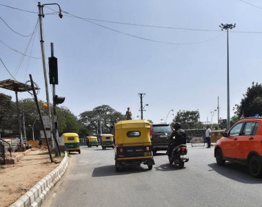Bangalore, Karnataka, Hindistan-30 Ocak 2021: Sangolli Rayanna Heykeli Çemberinde trafik sıkışıklığı ve Majestic yakınlarındaki güzel köprü manzarası