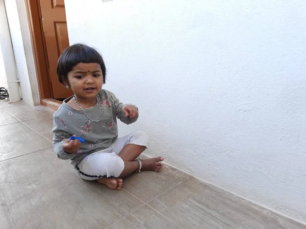 家の外で青いと黒の色の風船で遊んでいるインドの美しい女の子の閉鎖 — ストック写真