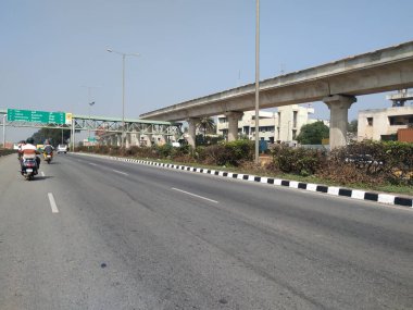 Bangalore, Karnataka, Hindistan-13-2020: Tumkur ya da Nelamangala 8 Yolu 'nun üzerinde üstgeçit, metro ve metro durakları ile sınırlı trafik sıkışıklığı bulunan güzel manzarası.