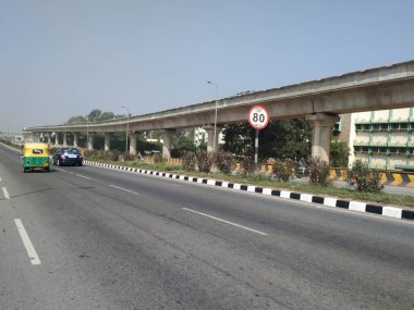 Bangalore, Karnataka, Hindistan-13-2020: Tumkur ya da Nelamangala 8 Yolu 'nun üzerinde üstgeçit, metro ve metro durakları ile sınırlı trafik sıkışıklığı bulunan güzel manzarası.
