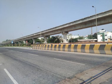 Bangalore, Karnataka, Hindistan-13-2020: Tumkur ya da Nelamangala 8 Yolu 'nun üzerinde üstgeçit, metro ve metro durakları ile sınırlı trafik sıkışıklığı bulunan güzel manzarası.