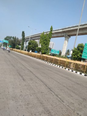 Bangalore, Karnataka, Hindistan-13-2020: Tumkur ya da Nelamangala 8 Yolu 'nun üzerinde üstgeçit, metro ve metro durakları ile sınırlı trafik sıkışıklığı bulunan güzel manzarası.