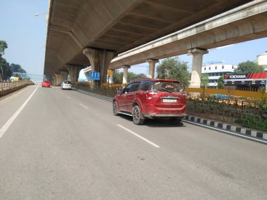 Bangalore, Karnataka, Hindistan-13-2020: Tumkur ya da Nelamangala 8 Yolu 'nun üzerinde üstgeçit, metro ve metro durakları ile sınırlı trafik sıkışıklığı bulunan güzel manzarası.