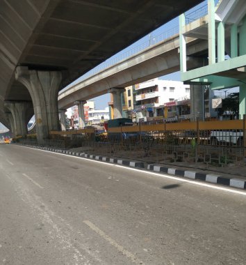 Bangalore, Karnataka, Hindistan-13-2020: Tumkur ya da Nelamangala 8 Yolu 'nun üzerinde üstgeçit, metro ve metro durakları ile sınırlı trafik sıkışıklığı bulunan güzel manzarası.
