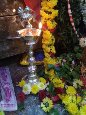 Hirisave, Karnataka, Hindistan-25 Kasım 2020: Güzel dekore edilmiş ev, tanrı fotoğrafları ve taşınma töreninde Satyanarayana Puja yapmak.