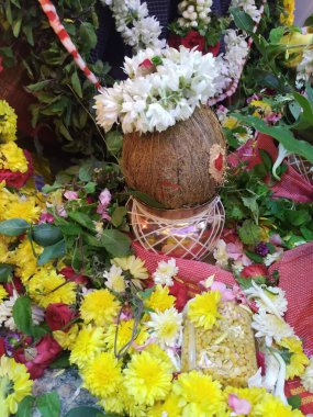 Hirisave, Karnataka, Hindistan-25 Kasım 2020: Güzel dekore edilmiş ev, tanrı fotoğrafları ve taşınma töreninde Satyanarayana Puja yapmak.