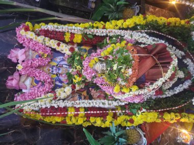 Hirisave, Karnataka, Hindistan-25 Kasım 2020: Güzel dekore edilmiş ev, tanrı fotoğrafları ve taşınma töreninde Satyanarayana Puja yapmak.