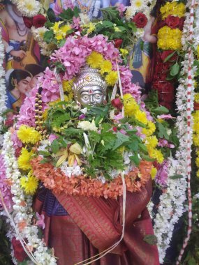 Hirisave, Karnataka, Hindistan-25 Kasım 2020: Güzel dekore edilmiş ev, tanrı fotoğrafları ve taşınma töreninde Satyanarayana Puja yapmak.