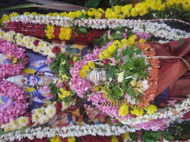 Hirisave, Karnataka, Hindistan-25 Kasım 2020: Güzel dekore edilmiş ev, tanrı fotoğrafları ve taşınma töreninde Satyanarayana Puja yapmak.