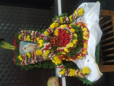 Hirisave, Karnataka, Hindistan-25 Kasım 2020: Güzel dekore edilmiş ev, tanrı fotoğrafları ve taşınma töreninde Satyanarayana Puja yapmak.