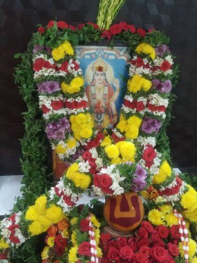 Hirisave, Karnataka, Hindistan-25 Kasım 2020: Güzel dekore edilmiş ev, tanrı fotoğrafları ve taşınma töreninde Satyanarayana Puja yapmak.