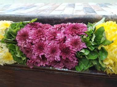 Tören sırasında büyük bir çiçek çelengi ile giriş kapısının güzel bir dekorasyonu.