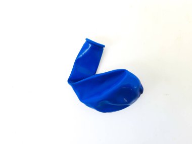 Mavi renkli balon yakın plan havasız ya da beyaz arkaplanda izole edilmiş