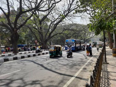 Bangalore, Karnataka, Hindistan-30 Ocak 2021: Mavi-beyaz BMTC otobüsü Lokayuktha Ofisi, Ambedkar Veedhi, Cubbon Park Road.