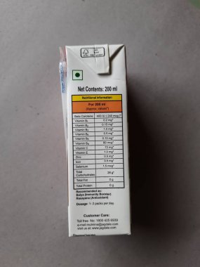 Bangalore, Karnataka, Hindistan-15 Ocak 2021: Beyaz arka planda saman izole edilmiş Tetra Pack içmeye hazır Mulmina Mango 'nun yakın çekimi