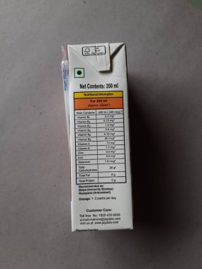 Bangalore, Karnataka, Hindistan-15 Ocak 2021: Beyaz arka planda saman izole edilmiş Tetra Pack içmeye hazır Mulmina Mango 'nun yakın çekimi