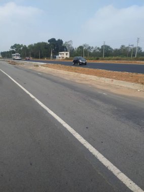 Channapatna, Karnataka, Hindistan-17 Ocak 2021: Channapatna ve Ramanagara ilçeleri arasında Bangalore 'dan Mysore Highway' e güzel asfalt yolun kapatılması.