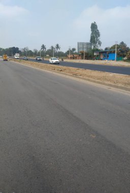 Channapatna, Karnataka, Hindistan-17 Ocak 2021: Channapatna ve Ramanagara ilçeleri arasında Bangalore 'dan Mysore Highway' e güzel asfalt yolun kapatılması.