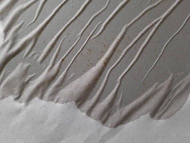 Beyaz, buruşuk kâğıt arkaplanının yakın çekimi. Islak ve kırışık gerçekçi bant. Buruşuk ve grunge yüzeyi. Poster arkaplanı. Desenli ve kırışıklık teması