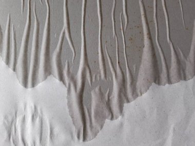 Beyaz, buruşuk kâğıt arkaplanının yakın çekimi. Islak ve kırışık gerçekçi bant. Buruşuk ve grunge yüzeyi. Poster arkaplanı. Desenli ve kırışıklık teması