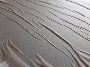 Beyaz, buruşuk kâğıt arkaplanının yakın çekimi. Islak ve kırışık gerçekçi bant. Buruşuk ve grunge yüzeyi. Poster arkaplanı. Desenli ve kırışıklık teması