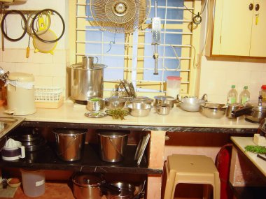 Bangalore, Karnataka, Hindistan-18 Sep 2015: Eski orta sınıf veya fakir ailelerin yakın çekimi küçük mutfak manzarası.