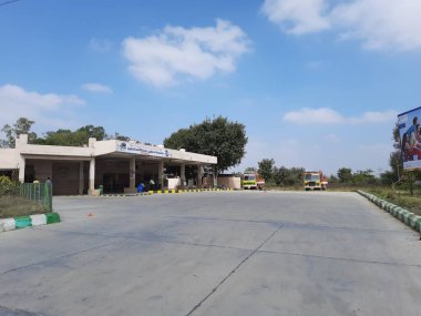 Lepakshi, Andhra Pradesh, Hindistan-Ocak 03-2021: Nandini Oteli ve Lepakshi Otobüs Durağı 'nın mavi gökyüzü bulutlu arka planı