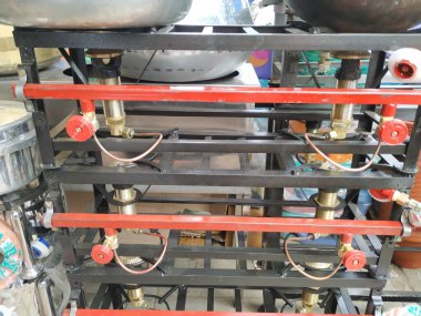 Bangalore, Karnataka, Hindistan-20 Aralık 2020: Kırmızı ve siyah renkli demir sobaların farklı tiplerde kapatılması ve iki adet ocağın dükkanın dışında tutulması