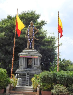 Bangalore, Karnataka, Hindistan-14 Kasım 2020: Güzel Kannada Efsanesi Aktörü Dr. Rajkumar Mayura Film Karakteri Kurubarahalli 'deki Hampi Savaş Arabasının üzerinde duran Poz