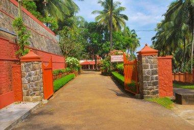 Thrissur, Kerala, Hindistan-30 Kasım 2010: Venginissery Venginissery, Trissur City 'deki güzel Narayanashrama Tapovanam Ashram binası.