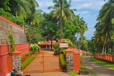 Thrissur, Kerala, Hindistan-30 Kasım 2010: Venginissery Venginissery, Trissur City 'deki güzel Narayanashrama Tapovanam Ashram binası.