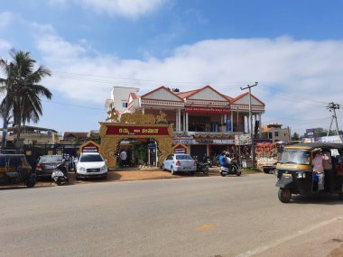 Channarayapatna, Karnataka, Hindistan-22 Şubat 2021: Byrapura 'da bulunan Hindu Kongre Merkezi veya evlilik salonu Savitha Shivananjegowda' nın dış görünüşü.