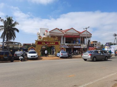 Channarayapatna, Karnataka, Hindistan-22 Şubat 2021: Byrapura 'da bulunan Hindu Kongre Merkezi veya evlilik salonu Savitha Shivananjegowda' nın dış görünüşü.