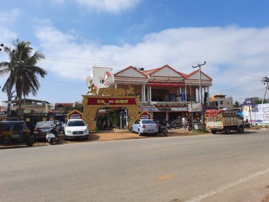 Channarayapatna, Karnataka, Hindistan-22 Şubat 2021: Byrapura 'da bulunan Hindu Kongre Merkezi veya evlilik salonu Savitha Shivananjegowda' nın dış görünüşü.