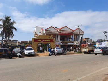 Channarayapatna, Karnataka, Hindistan-22 Şubat 2021: Byrapura 'da bulunan Hindu Kongre Merkezi veya evlilik salonu Savitha Shivananjegowda' nın dış görünüşü.