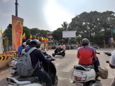 Bangalore, Karnataka, Hindistan-20 Şubat 2021: Magadi Road Tolgate 'e yakın çekim sabah güzel bir görüntü ve çemberde sallanan karnataka bayrağı.