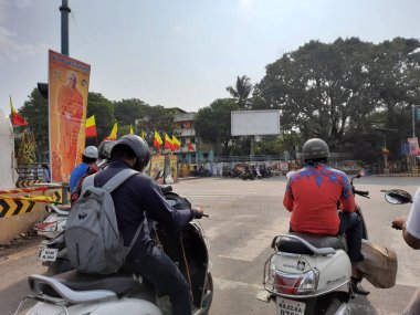 Bangalore, Karnataka, Hindistan-20 Şubat 2021: Magadi Road Tolgate 'e yakın çekim sabah güzel bir görüntü ve çemberde sallanan karnataka bayrağı.